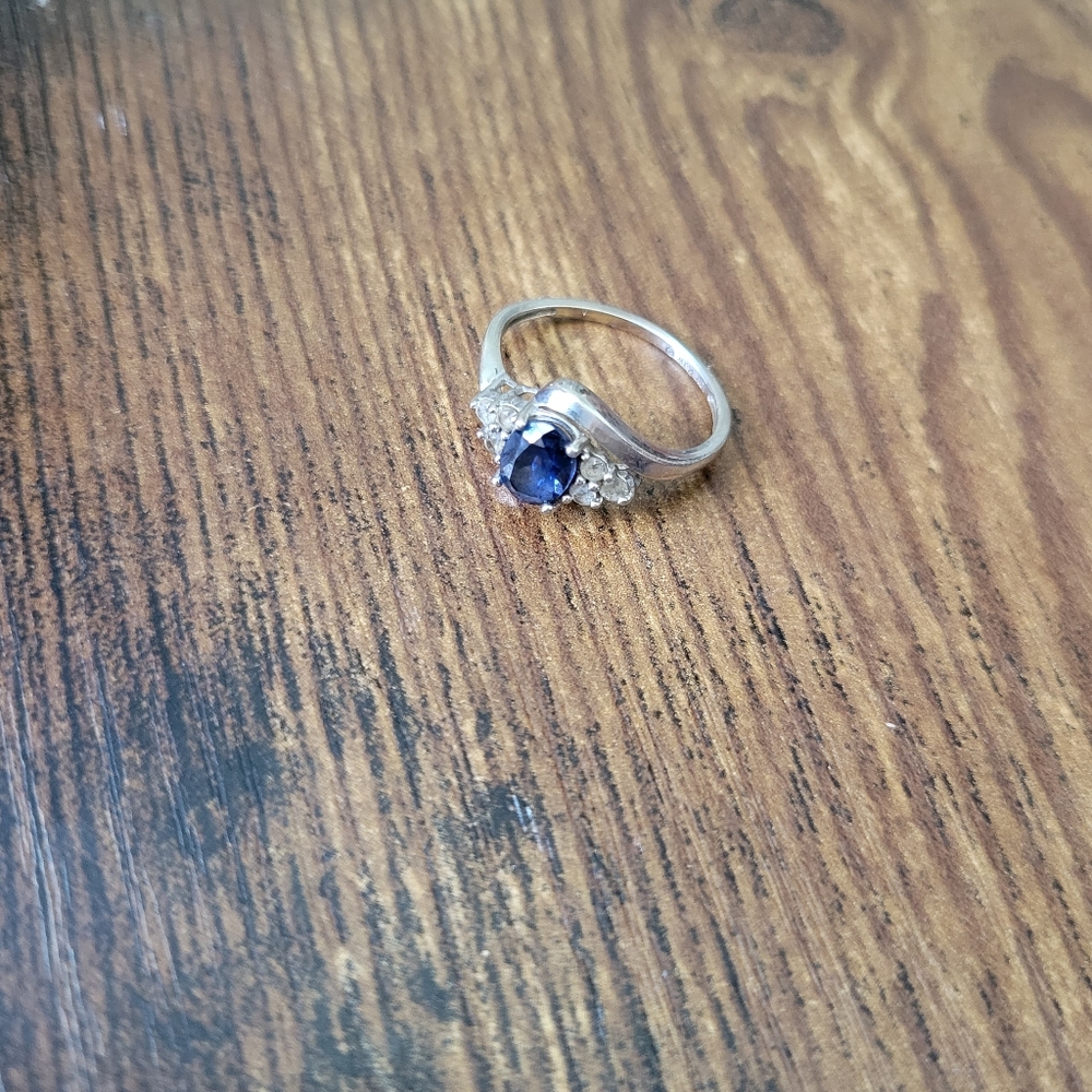 SAPPHIRE & SMALL DIAMONDS RING